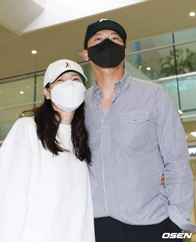 Vợ chồng Hyun Bin và Son Ye Jin tình tứ ở sân bay sau khi hưởng tuần trăng mật trở về 13