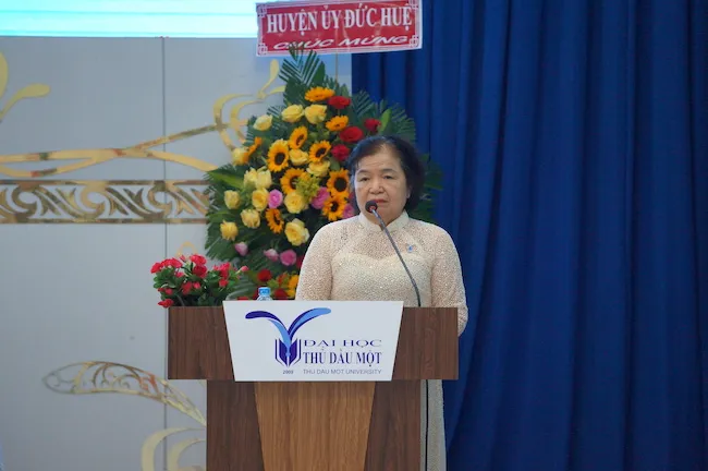 Bà Huỳnh Thị Minh Tâm, con gái của đồng chí Huỳnh Văn Một phát biểu tại hội thảo.