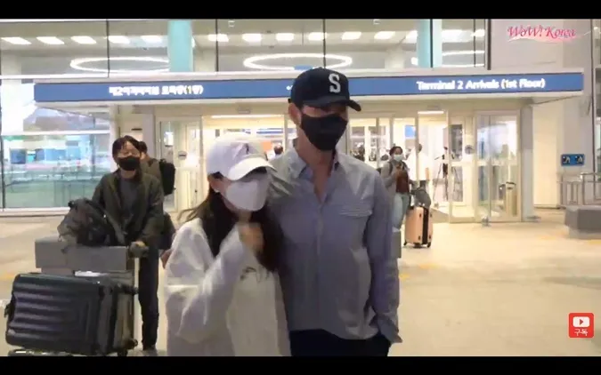 Vợ chồng Hyun Bin và Son Ye Jin tình tứ ở sân bay sau khi hưởng tuần trăng mật trở về 4