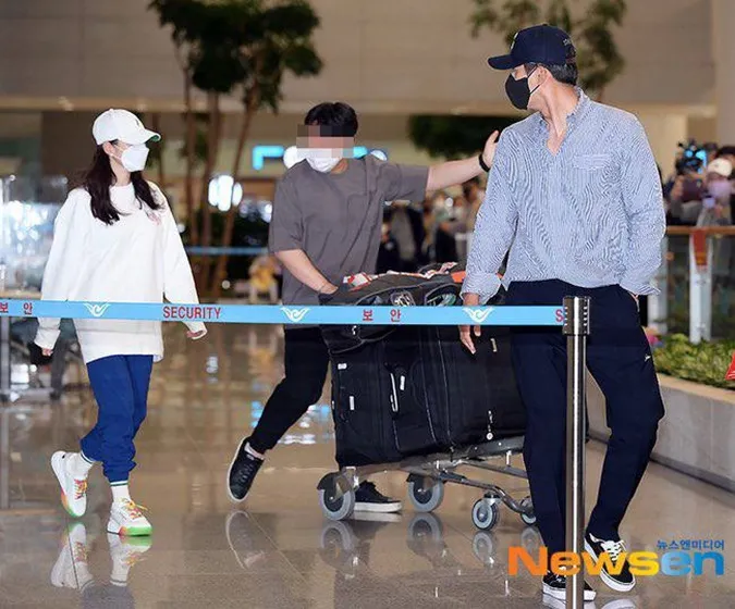 Vợ chồng Hyun Bin và Son Ye Jin tình tứ ở sân bay sau khi hưởng tuần trăng mật trở về 5
