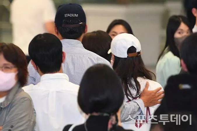 Vợ chồng Hyun Bin và Son Ye Jin tình tứ ở sân bay sau khi hưởng tuần trăng mật trở về 6