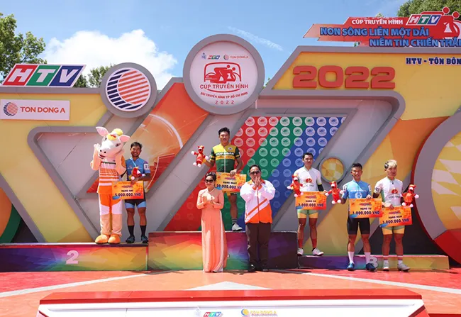 Trao thưởng cho các tay đua có thành tích tốt nhất chặng đua quanh hồ Xuân Hương