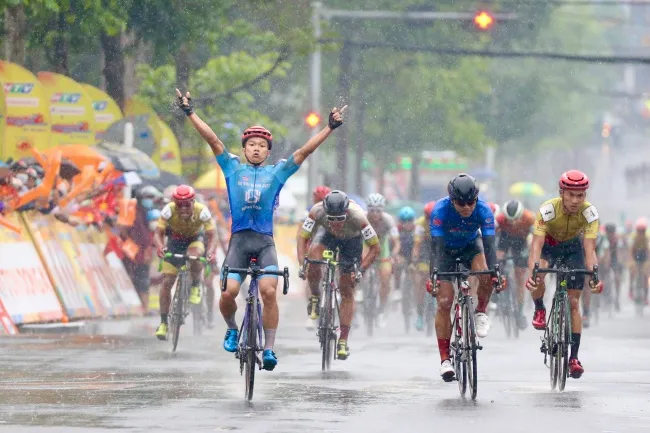 Tay đua Nguyễn Văn Bình thắng chặng đua trong mưa tại Bảo Lộc 1