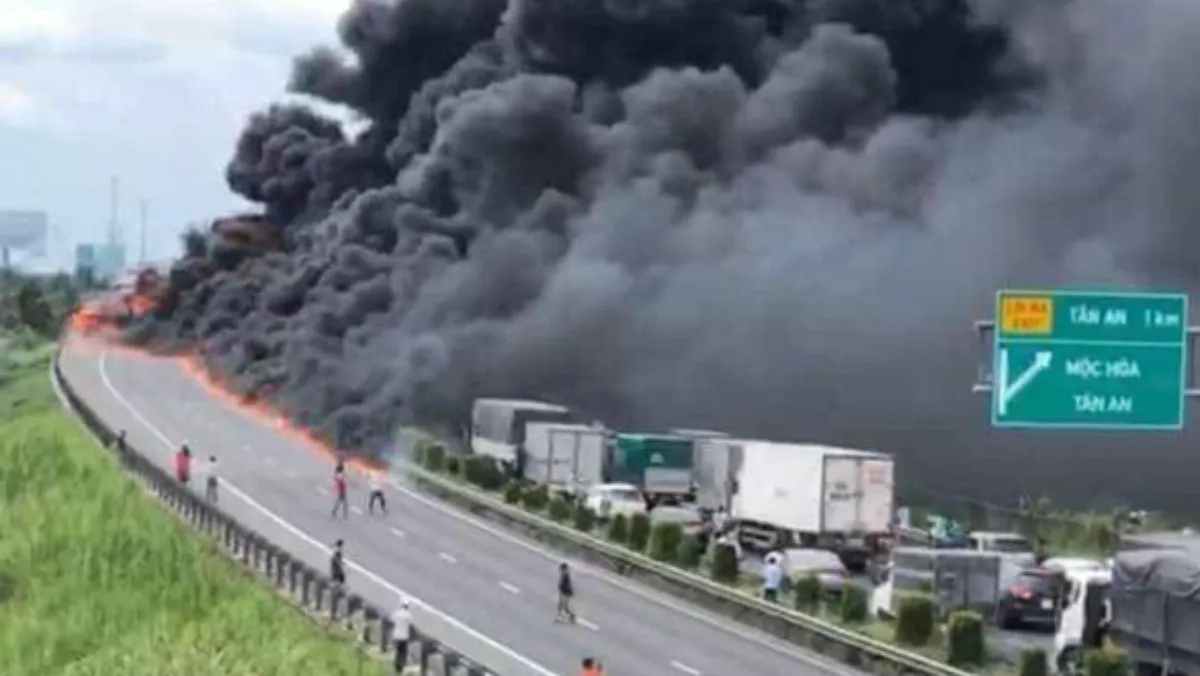 Tin tức tai nạn giao thông hôm nay 4/5/2022: Xe chở dầu bốc cháy trên cao tốc TPHCM - Trung Lương