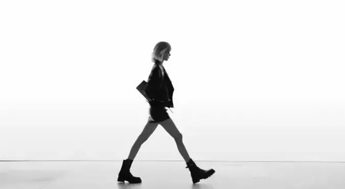 Lisa (BLACKPINK) catwalk như người mẫu chuyên nghiệp trong show thời trang của Celine 2