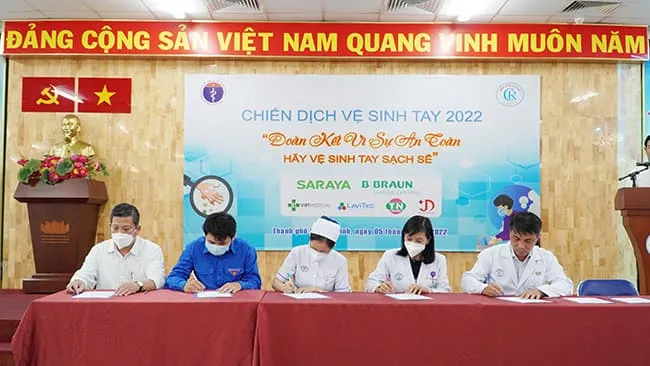Các khoa phòng cùng ký cam kết thực hiện vệ sinh tay