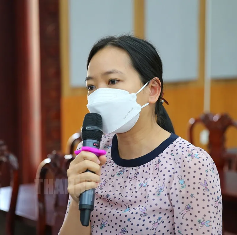 Cử tri huyện Bình Chánh phát biểu tại buổi tiếp xúc.