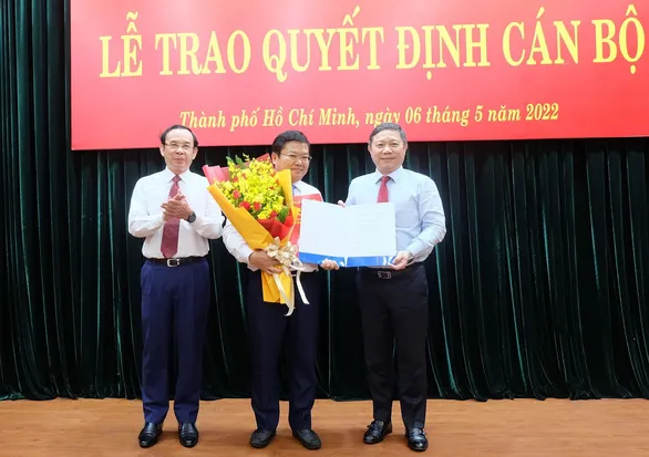 Bí thư Thành ủy TP Nguyễn Văn Nên và Phó chủ tịch UBND TP Dương Anh Đức trao các quyết định cho ông 