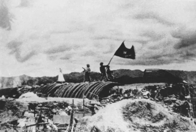 Sau 55 ngày đêm chiến đấu, ngày 7/5/1954, quân ta toàn thắng ở Điện Biên Phủ. Lá cờ quyết chiến quyết thắng của Chủ tịch Hồ Chí Minh tặng các đơn vị tham gia Chiến dịch Điện Biên Phủ tung bay trên nóc hầm chỉ huy của địch.