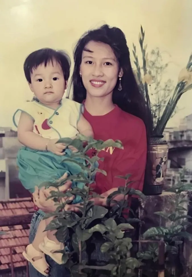 Visual của phụ huynh Sao Việt thời trẻ: Mẹ là Á hậu những năm 70, bố lai Tây cực kỳ phong độ 7