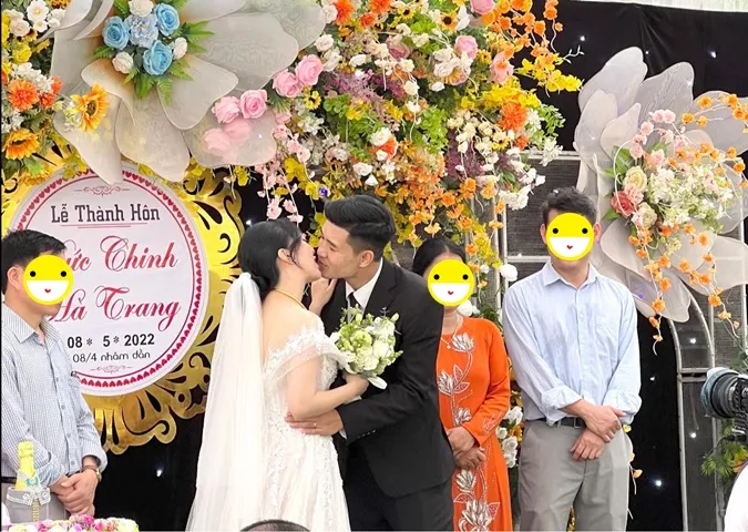 Đám cưới Hà Đức Chinh và vợ hot girl tại quê nhà: Tiệc linh đình, cô dâu chú rể 'khóa môi' cực tình 4