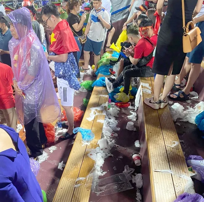 Dân mạng tranh cãi việc CĐV Việt ném giấy vệ sinh trên sân Việt Trì để cổ vũ 7