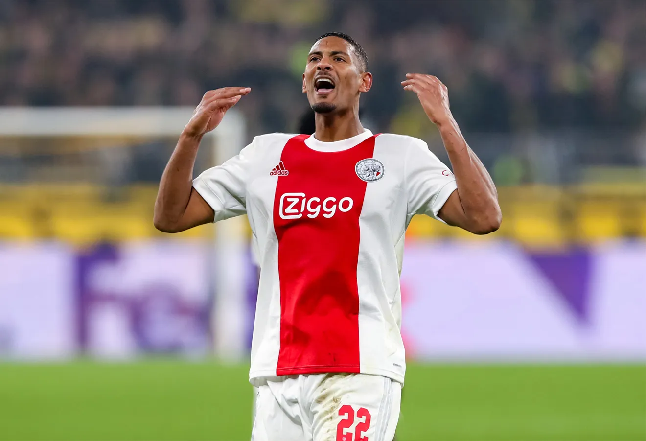 Bayern gặp gỡ đại diện Mane Giám đốc thể thao của Bayern Munich, Hasan Salihamidzic, đã có cuộc nói chuyện với người đại diện của Sadio Mane vào cuối tuần qua, theo Sky Sports. Các cuộc đàm phán giữa Liverpool và Bayern vẫn chưa được tiến hành, nhưng có thể hiểu rằng đội bóng Đức đang muốn tiến thêm một bước trong kế hoạch của mình.  Hiện tại, quá trình gia hạn hợp đồng giữa Mane và Liverpool đang “gặp khó khăn” và tiền đạo người Senegal chỉ còn 1 mùa giải trong hợp đồng. Trong khi đó, Liverpool được cho là “ưu tiên gia hạn” với Mohamed Salah, cầu thủ có hợp đồng hết hạn cùng lúc với Mane. Điều này đã khiến Mane khó chịu và nghĩ tới việc rời Anfield.    Bayern gặp gỡ đại diện Mane.