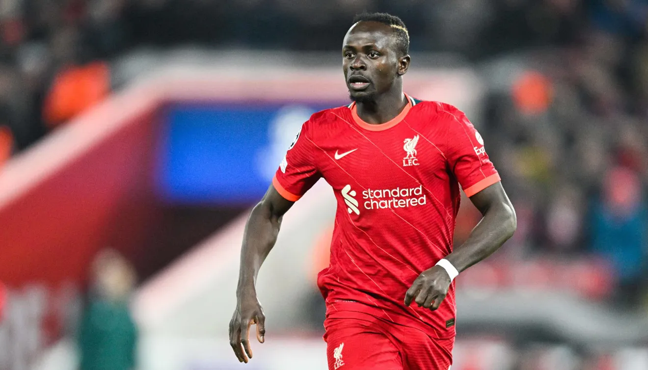 Bayern gặp gỡ đại diện Mane Giám đốc thể thao của Bayern Munich, Hasan Salihamidzic, đã có cuộc nói chuyện với người đại diện của Sadio Mane vào cuối tuần qua, theo Sky Sports. Các cuộc đàm phán giữa Liverpool và Bayern vẫn chưa được tiến hành, nhưng có thể hiểu rằng đội bóng Đức đang muốn tiến thêm một bước trong kế hoạch của mình.  Hiện tại, quá trình gia hạn hợp đồng giữa Mane và Liverpool đang “gặp khó khăn” và tiền đạo người Senegal chỉ còn 1 mùa giải trong hợp đồng. Trong khi đó, Liverpool được cho là “ưu tiên gia hạn” với Mohamed Salah, cầu thủ có hợp đồng hết hạn cùng lúc với Mane. Điều này đã khiến Mane khó chịu và nghĩ tới việc rời Anfield.    Bayern gặp gỡ đại diện Mane.