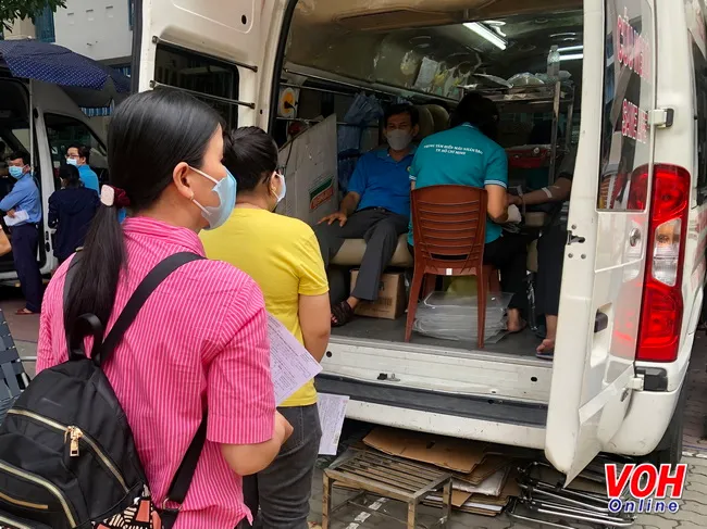 Trao tặng 270 suất quà đến trẻ em nghèo có cha, mẹ mất do dịch Covid-19 2