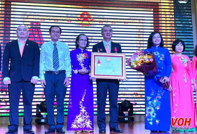 Hội chữ thập đỏ - Bệnh viện Hùng Vương đón nhận huân chương lao động hạng Ba 1