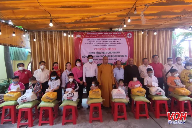 Trao tặng 270 suất quà đến trẻ em nghèo có cha, mẹ mất do dịch Covid-19 1