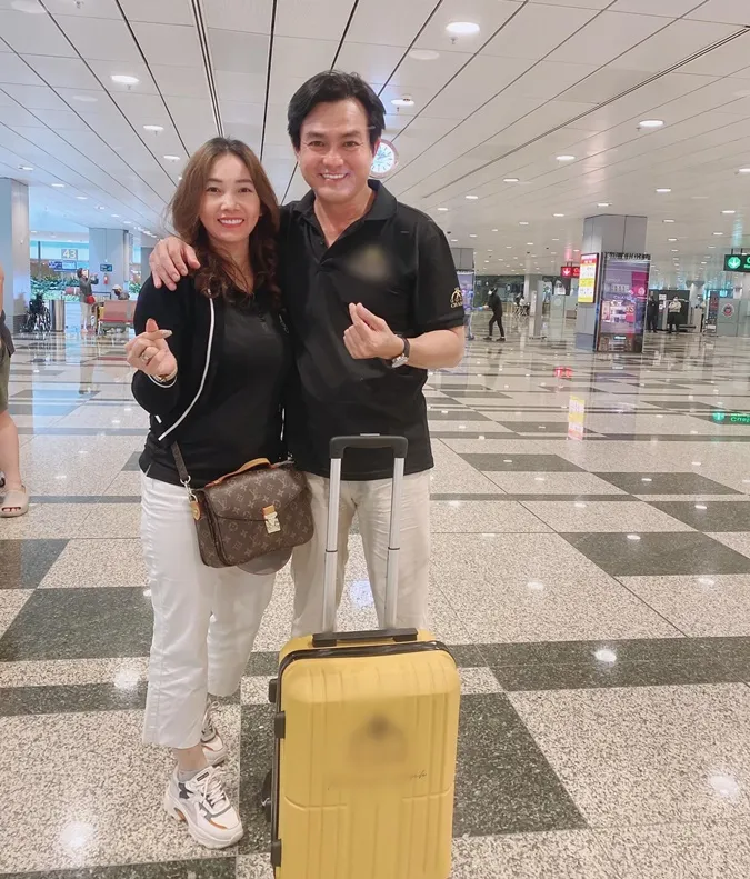Cao Minh Đạt và vợ cùng đi du lịch: Tình tứ như vợ chồng son, nhan sắc bà xã gây chú ý 1