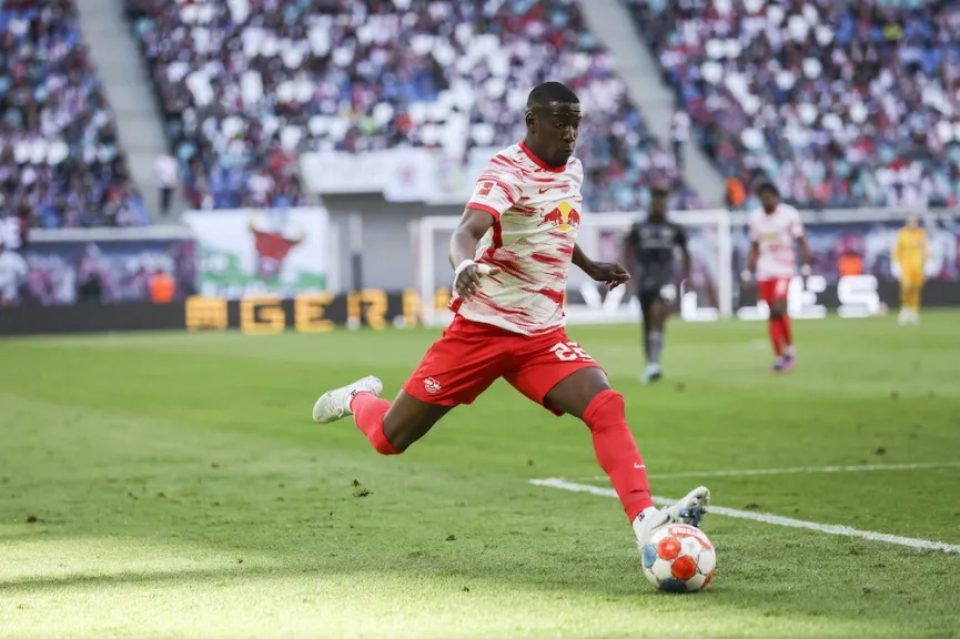 Bayern gặp gỡ đại diện Mane Giám đốc thể thao của Bayern Munich, Hasan Salihamidzic, đã có cuộc nói chuyện với người đại diện của Sadio Mane vào cuối tuần qua, theo Sky Sports. Các cuộc đàm phán giữa Liverpool và Bayern vẫn chưa được tiến hành, nhưng có thể hiểu rằng đội bóng Đức đang muốn tiến thêm một bước trong kế hoạch của mình.  Hiện tại, quá trình gia hạn hợp đồng giữa Mane và Liverpool đang “gặp khó khăn” và tiền đạo người Senegal chỉ còn 1 mùa giải trong hợp đồng. Trong khi đó, Liverpool được cho là “ưu tiên gia hạn” với Mohamed Salah, cầu thủ có hợp đồng hết hạn cùng lúc với Mane. Điều này đã khiến Mane khó chịu và nghĩ tới việc rời Anfield.    Bayern gặp gỡ đại diện Mane.