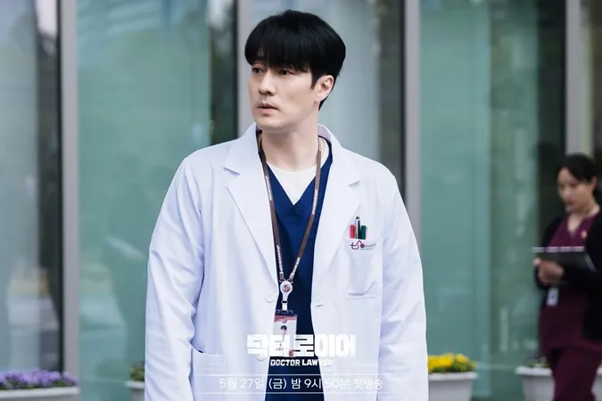 So Ji Sub khoe visual đỉnh cao trong Doctor Lawyer: Hé lộ thủ 2 vai tâm lý khó nhằn 2