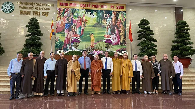 Đoàn đại biểu thành phố đến thăm và chúc mừng Ban Trị sự giáo hội Phật giáo Việt Nam TPHCM tại chùa Việt Nam Quốc Tự.