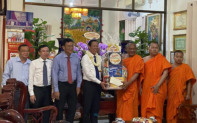 Lãnh đạo TPHCM thăm chúc mừng đại lễ Phật đản, Phật lịch 2566 2