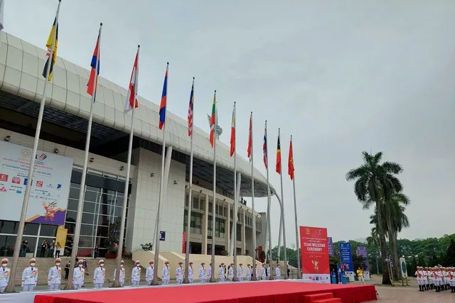 11 lá cờ của 11 nước tham dự SEA Games 31 đã được kéo lên tại Lễ thượng cờ