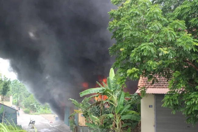 Cháy lớn xưởng sơn cạnh trường mần nom tại Đan Phượng, Hà Nội 2