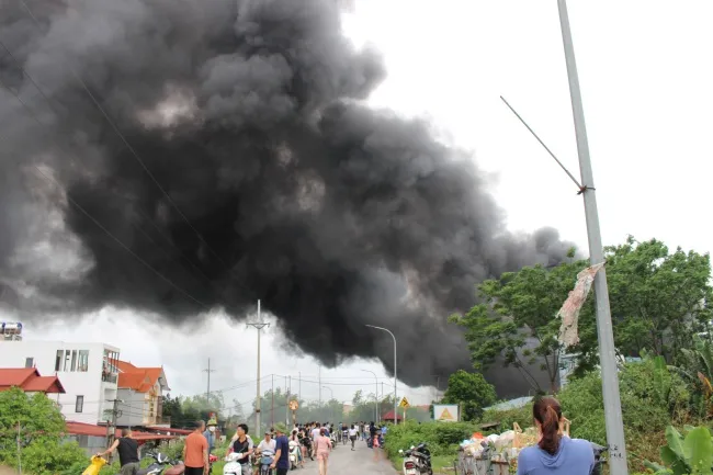 Cháy lớn xưởng sơn cạnh trường mần nom tại Đan Phượng, Hà Nội 1