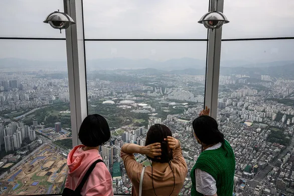 Người Hàn mong giá nhà giảm, lương tăng - Ảnh 1.  Giá căn hộ ở Seoul đã tăng gấp đôi trong vài năm qua - Ảnh: AFP