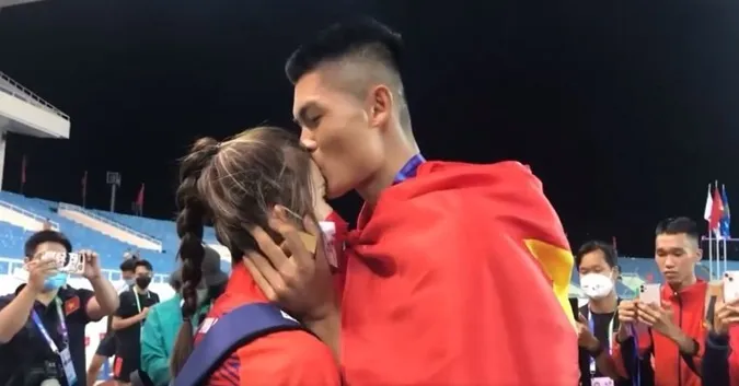 VĐV Nguyễn Tiến Trọng cầu hôn bạn gái sau khi giành HCV Sea Game 31 4