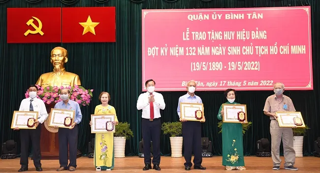 Quận Bình Tân trao Huy hiệu Đảng cho 68 đảng viên đợt kỷ niệm ngày sinh của Bác 1