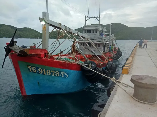 Lực lượng chức năng Bộ Tư lệnh Cảnh sát biển bắt giữ tàu chở dầu DO không rõ nguồn gốc 1