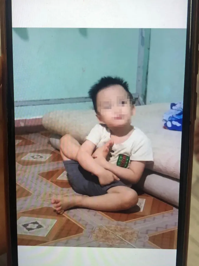 Con trai 4 tuổi mất tích bí ẩn, mẹ đau đớn; 2 xe máy lao qua ngã tư gặp xe bồn lù lù chạy tới 2