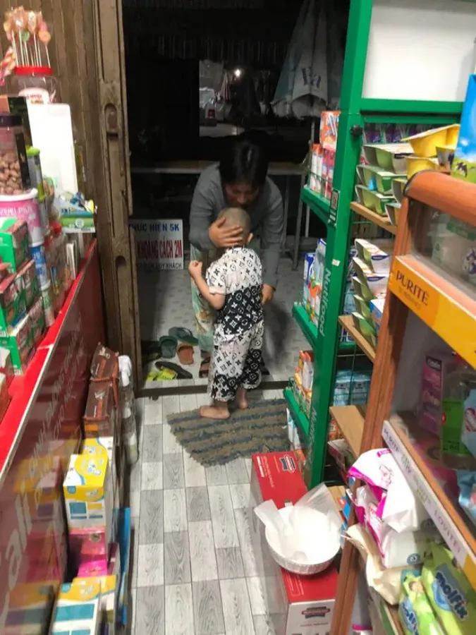 Con trai 4 tuổi mất tích bí ẩn, mẹ đau đớn; 2 xe máy lao qua ngã tư gặp xe bồn lù lù chạy tới 3