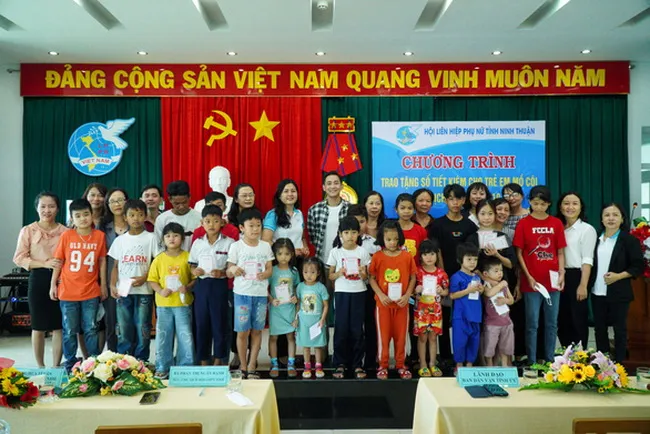 Bản tin Văn hóa - Giải trí trưa 18/5: Triển lãm “Phù hoa” của Hứa Vĩ Văn được tổ chức làm thiện nguy 1