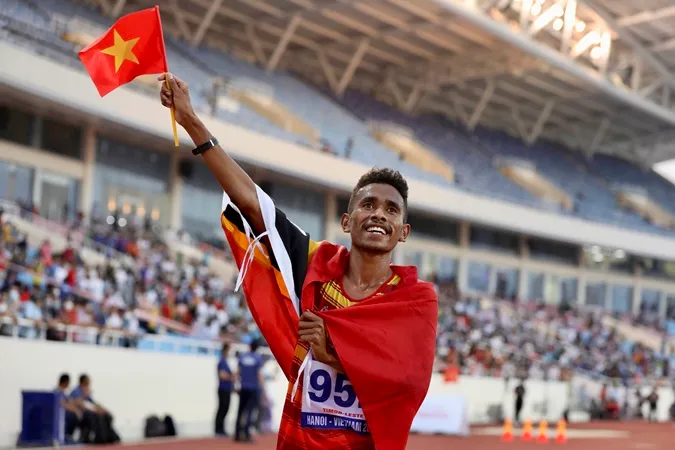 VĐV Timor Leste cầm cờ Việt Nam ăn mừng và câu chuyện xúc động về tấm HCB làm nên lịch sử 3