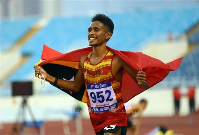 VĐV Timor Leste cầm cờ Việt Nam ăn mừng và câu chuyện xúc động về tấm HCB làm nên lịch sử 2