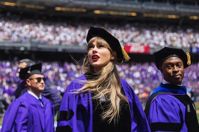 Taylor Swift tốt nghiệp Tiến sĩ 2