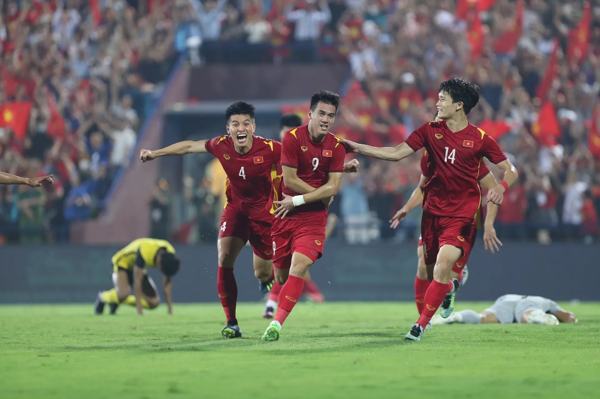 Cùng trải qua 120 phút kịch tính, U23 Việt Nam cùng U23 Thái Lan tranh vàng SEA Games 31