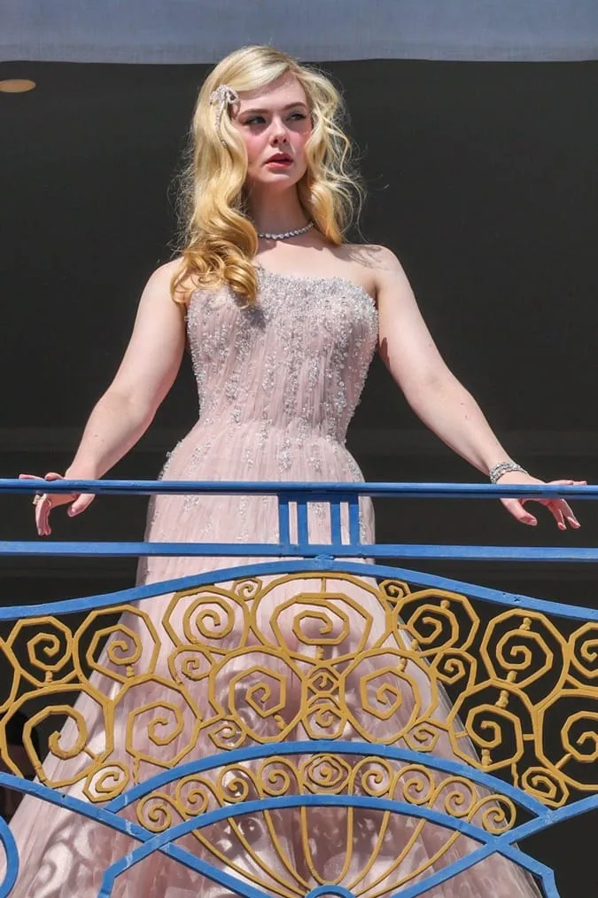 Thảm đỏ Cannes 2022: Lý Nhã Kỳ đeo trang sức 2,5 tỷ, Anne Hathaway đẹp tựa nữ thần 11