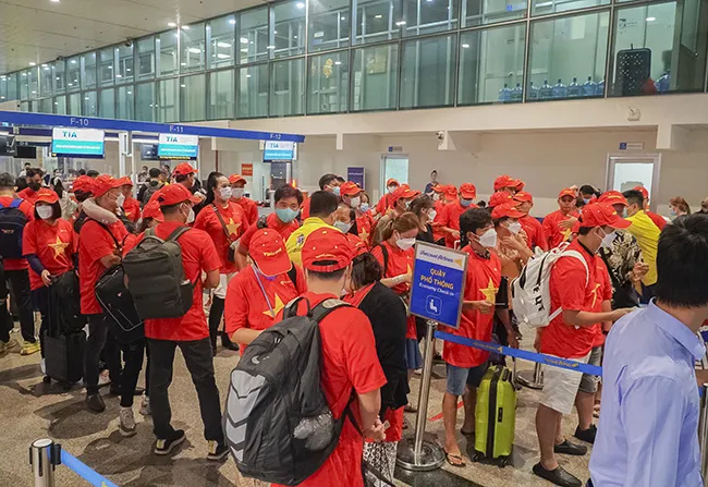Các CĐV Việt Nam tại sân bay chuẩn bị ra Mỹ Đình tiếp lửa U23 Việt Nam