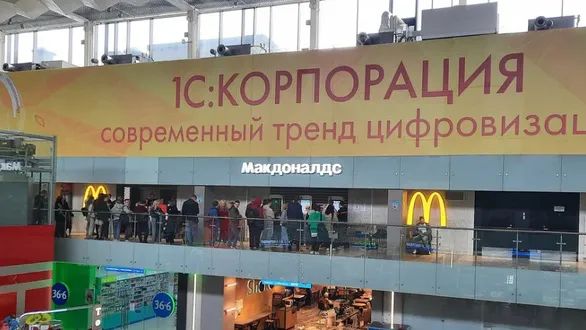 Nga: người dân xếp hàng trước những tiệm McDonald's cuối cùng