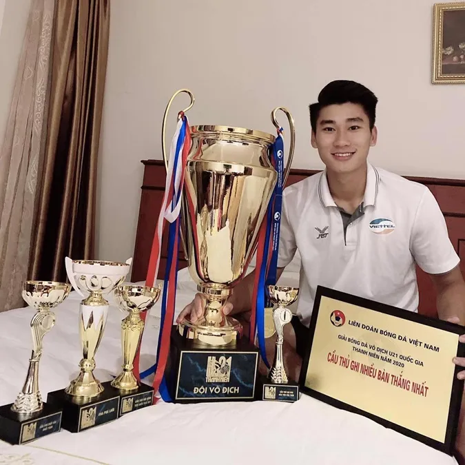 Loạt ảnh đời thường của chàng tiền đạo phá lưới U23 Thái Lan ra sao? 10