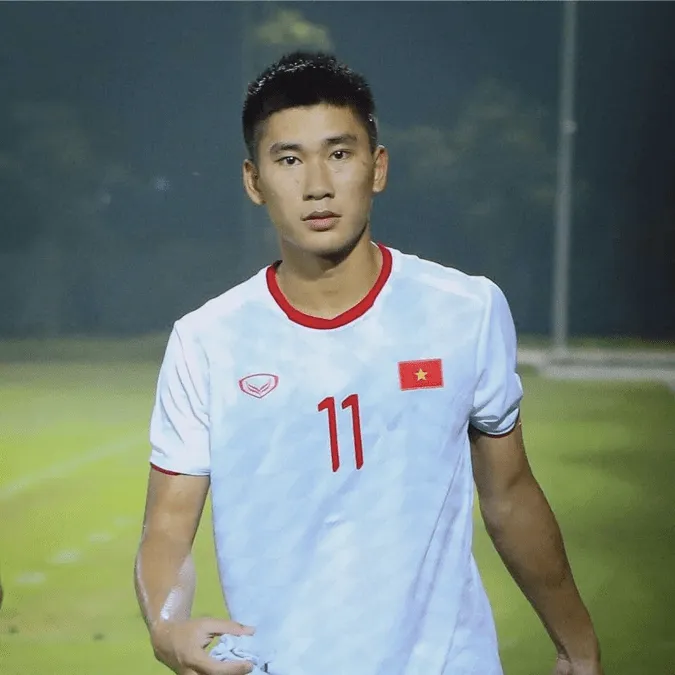 Loạt ảnh đời thường của chàng tiền đạo phá lưới U23 Thái Lan ra sao? 7