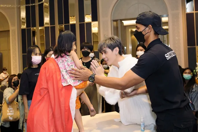 Quang Hùng MasterD bất ngờ tổ chức fanmeeting tại Thái Lan 14