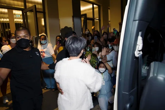 Quang Hùng MasterD bất ngờ tổ chức fanmeeting tại Thái Lan 15