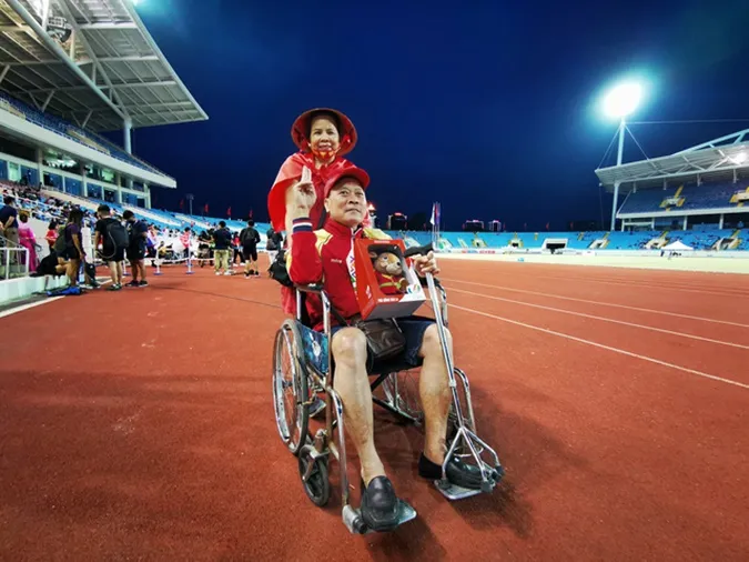 CĐV 60 tuổi ngồi xe lăn, được vợ đẩy đi khắp nơi cổ vũ SEA Games 31 10