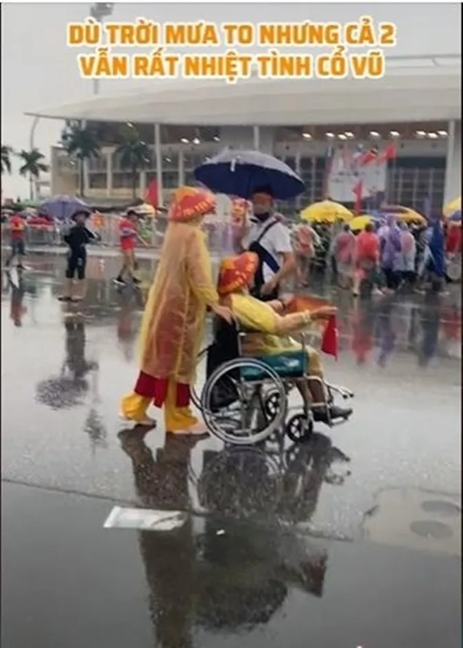 CĐV 60 tuổi ngồi xe lăn, được vợ đẩy đi khắp nơi cổ vũ SEA Games 31 2