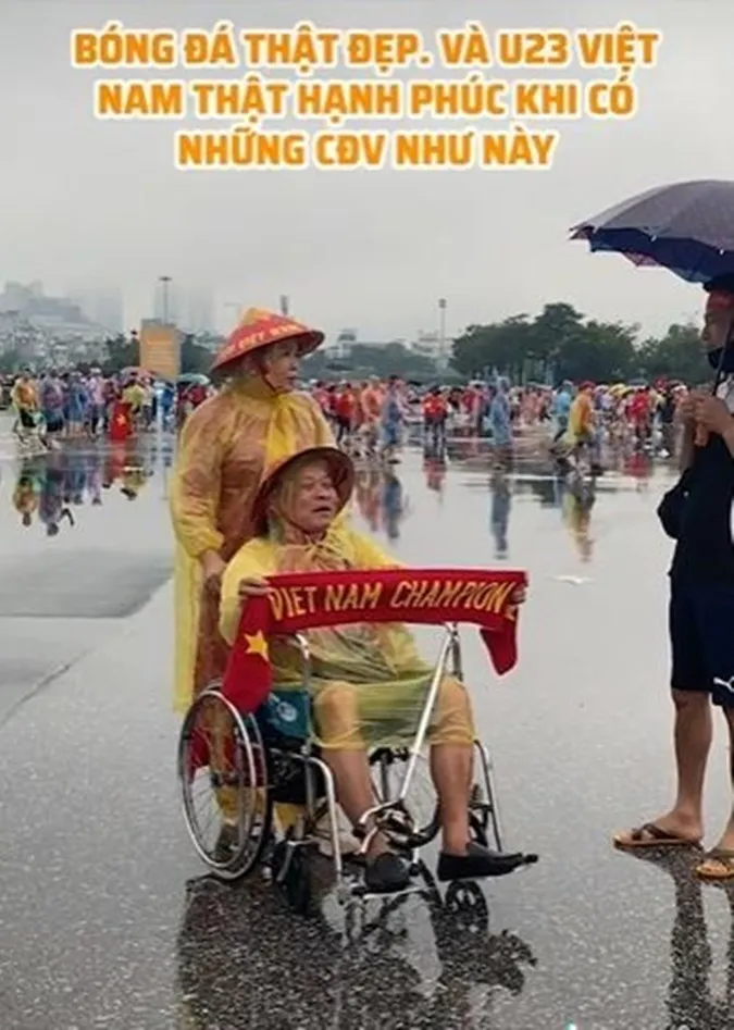 CĐV 60 tuổi ngồi xe lăn, được vợ đẩy đi khắp nơi cổ vũ SEA Games 31 3